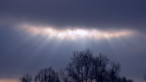 Rayons solaires traversant des nuages